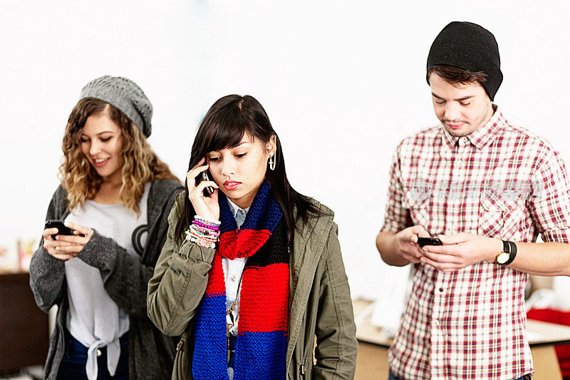 青少年通过手机保持联系