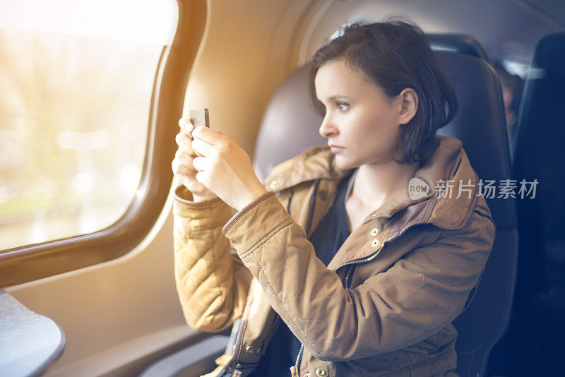 在火车上使用智能手机