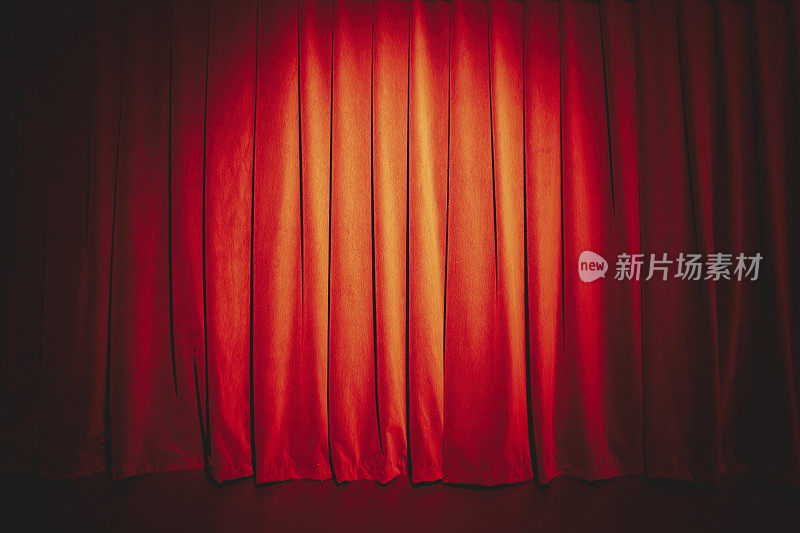 红色的窗帘被聚光灯照亮