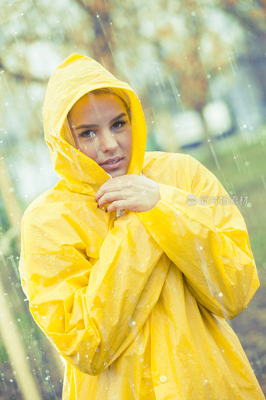 可爱的女孩准备好下雨了!