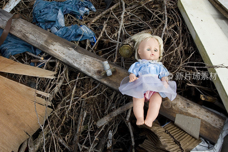 娃娃和非法垃圾场