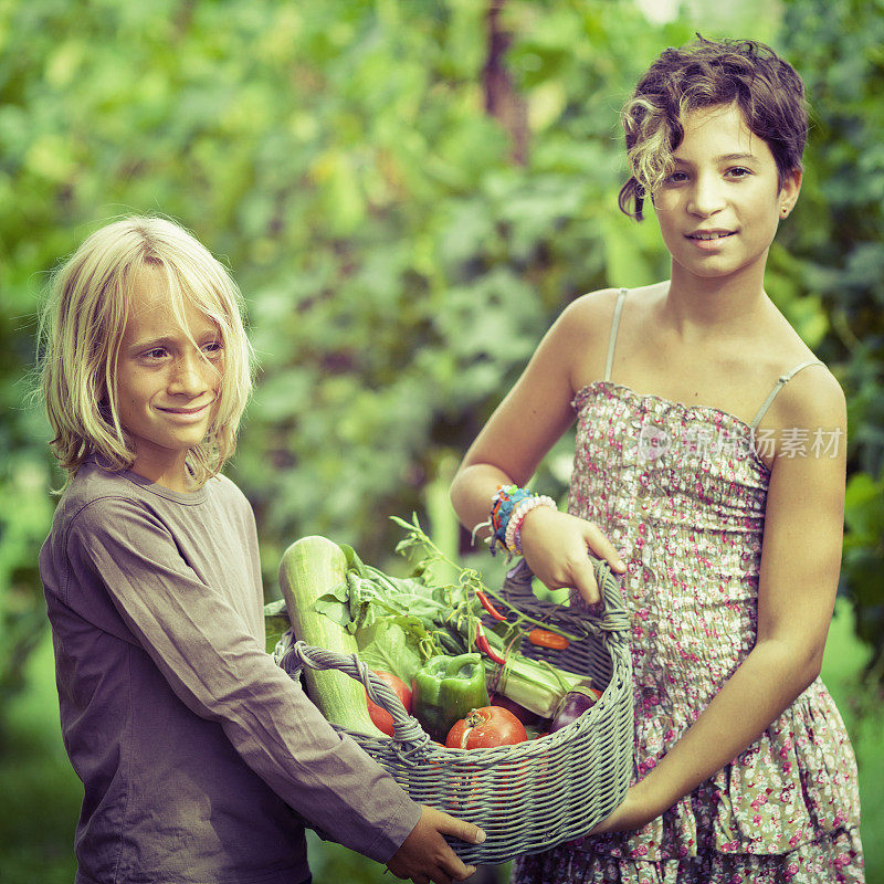 男孩和女孩带着一篮蔬菜