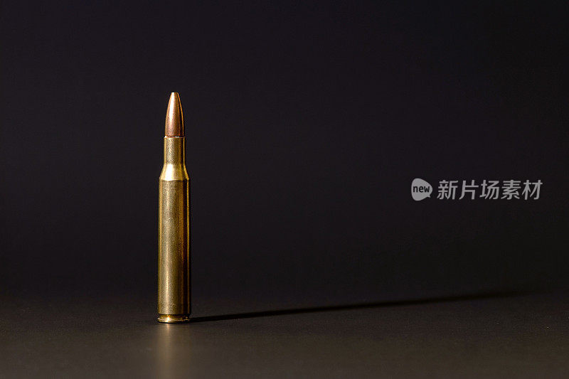 7.62毫米口径子弹隔离在黑色背景上