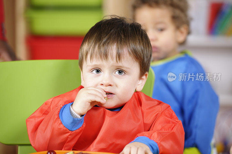 幼童在托儿所的用餐时间吃水果结束