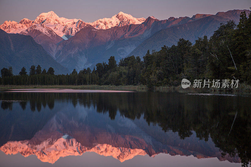 完美的库克山反射在马西森湖，新西兰