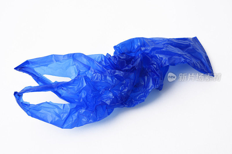 白色背景上皱巴巴的蓝色塑料购物袋
