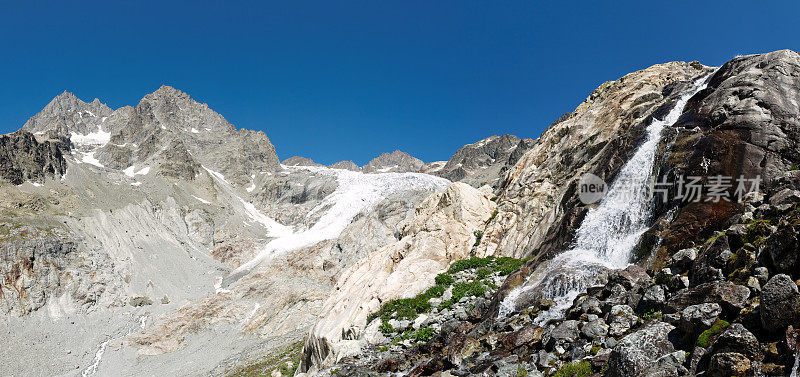 阿尔卑斯山和白色冰川的全景图