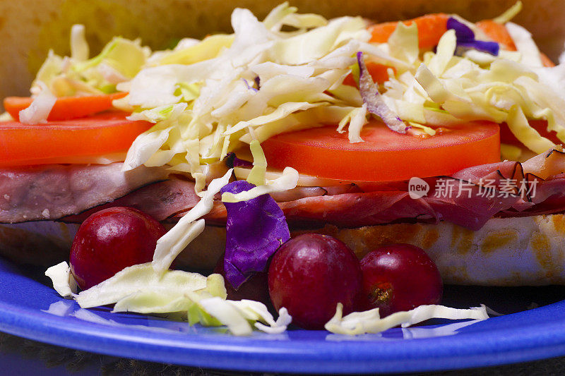 火腿和蔬菜潜艇三明治