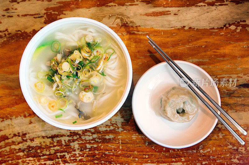 面条汤和韩国饺子和筷子从上面