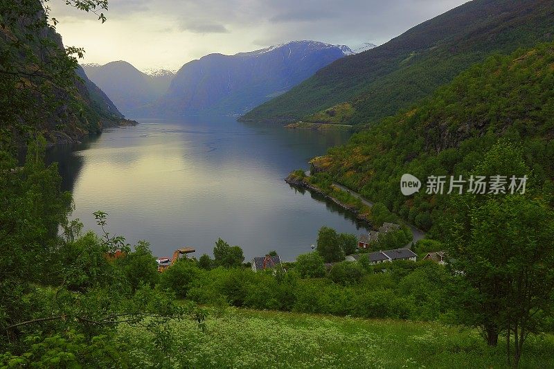 挪威弗洛姆的田园诗般的峡湾风景，戏剧性的夜晚