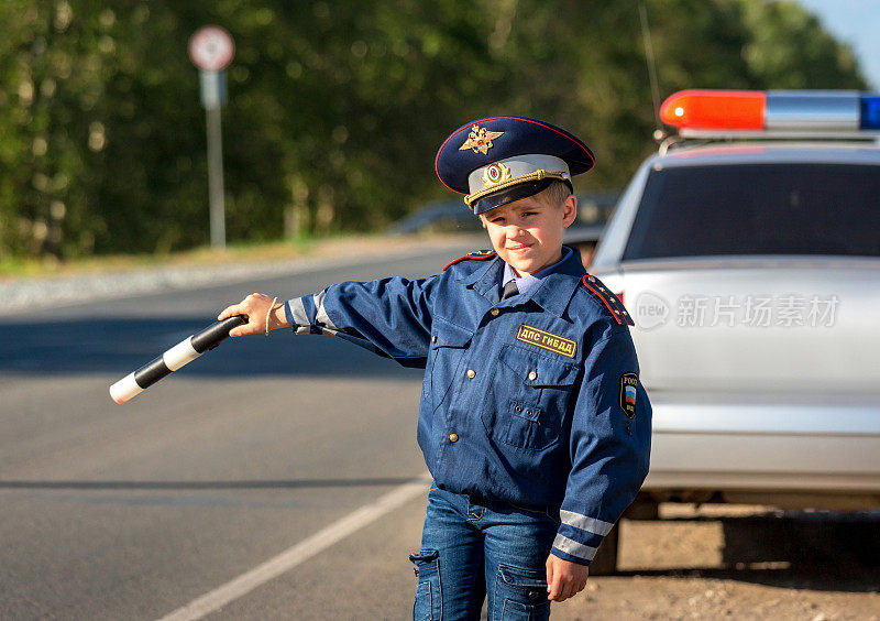 男孩交通警察