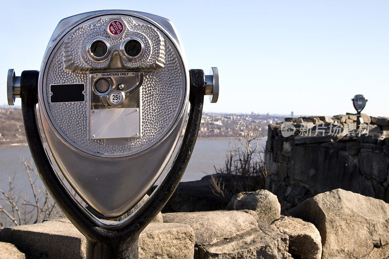 悬崖边的双筒望远镜俯瞰着哈德逊河和纽约的扬克斯