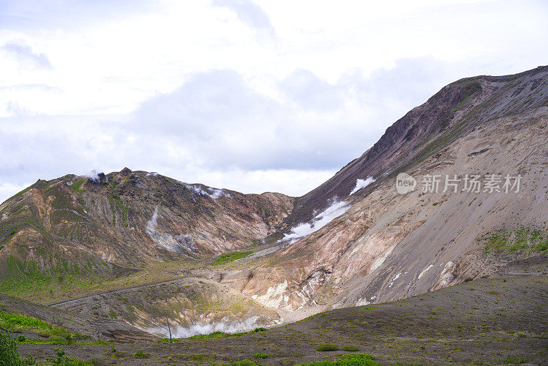 日本北海道上的臼山活火山火山口