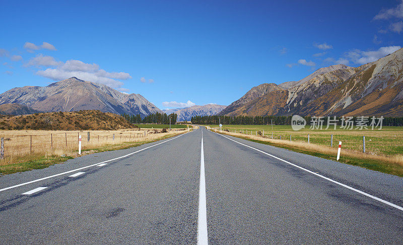 穿过新西兰亚瑟山口的道路