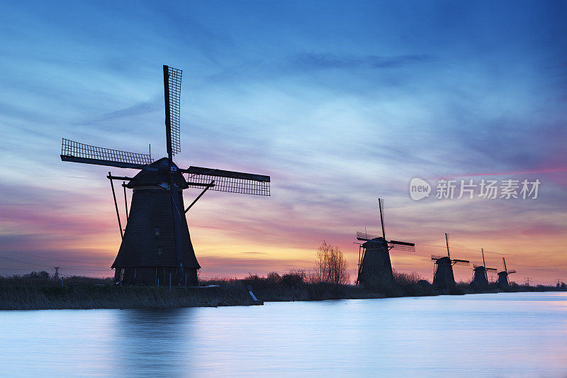 荷兰肯德代克，日出时的传统风车