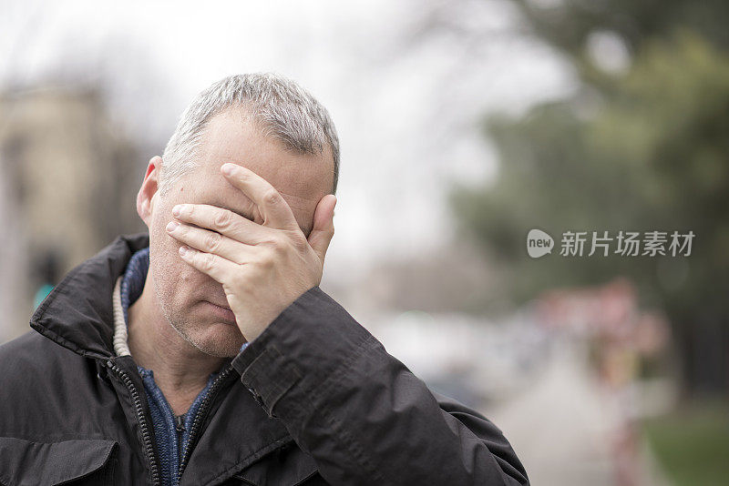 一个焦虑的老男人的特写