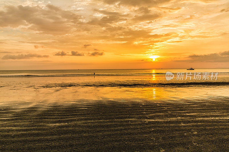 日落前的泰国海滩