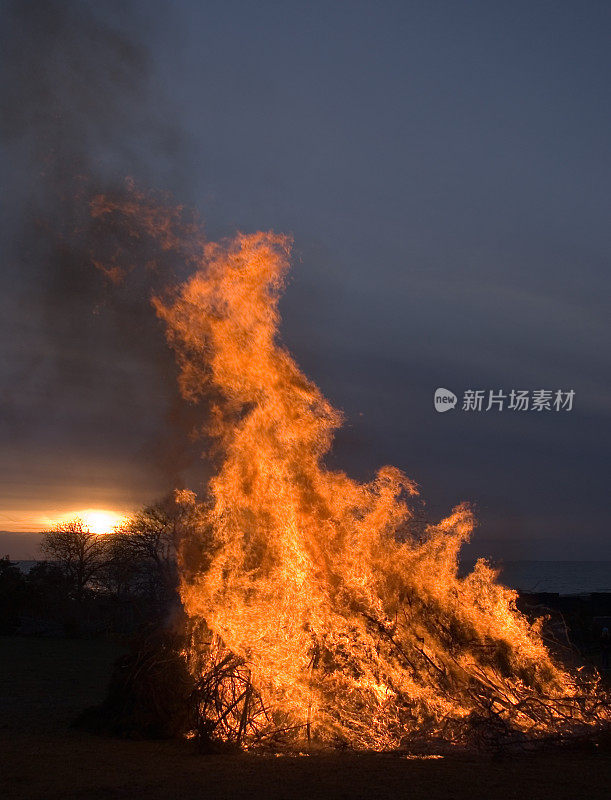 夕阳中的大火