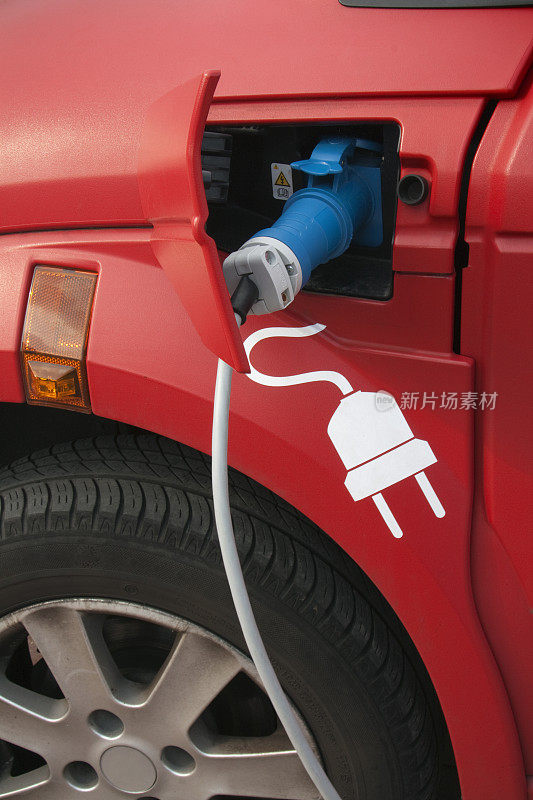 红色电动汽车用插头充电