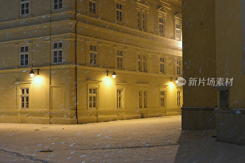 晚上的城市下雪