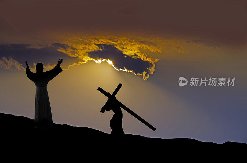 耶稣基督在受难日扛着十字架上髑髅地