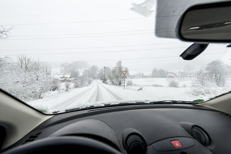 降雪,乡间小路开车