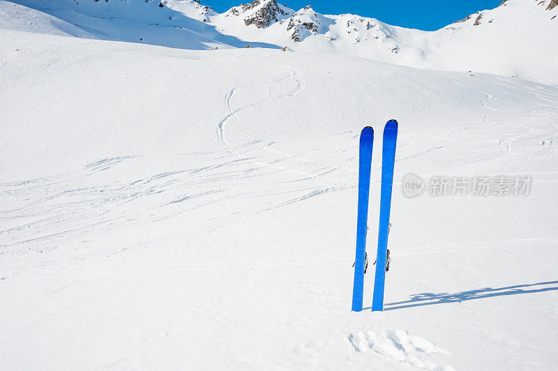 冬季高山景观与滑雪