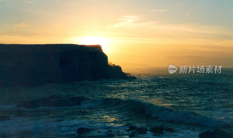 北爱尔兰日落时的巨人堤道海岸线
