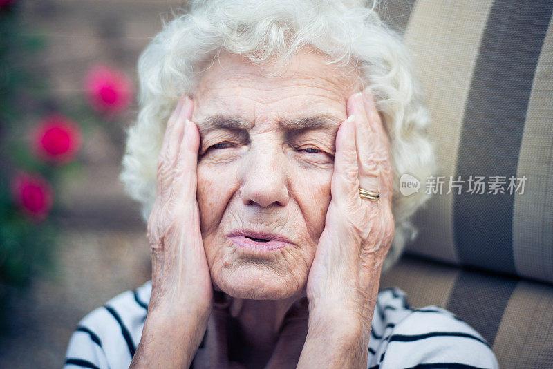 老年妇女头痛