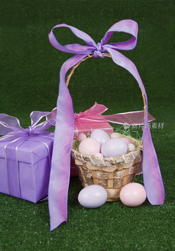 复活节篮子和礼物