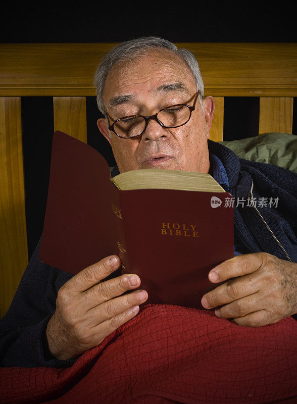 读圣经的西班牙老人