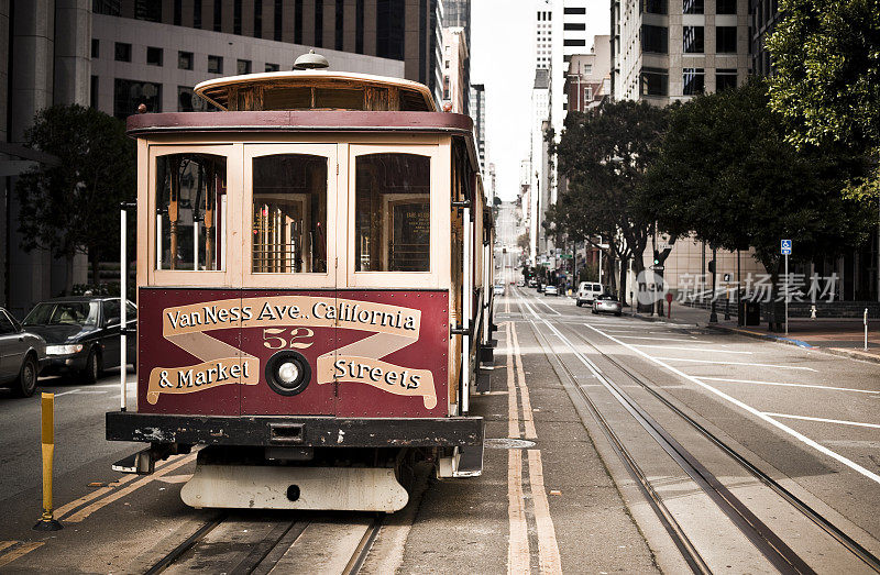 加州旧金山的一辆红色和金色的街道缆车