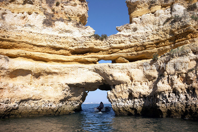 葡萄牙拉各斯岛的悬崖上有船