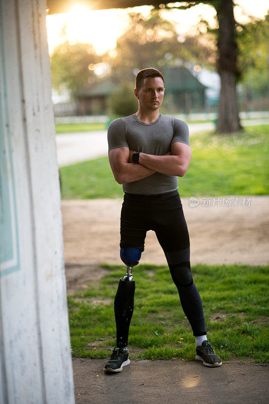一个带着假肢的运动员的肖像。