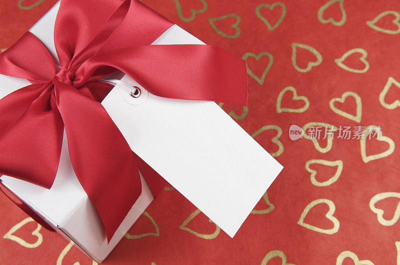 白色礼盒红色蝴蝶结和礼品标签
