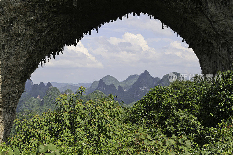 阳朔的月亮山