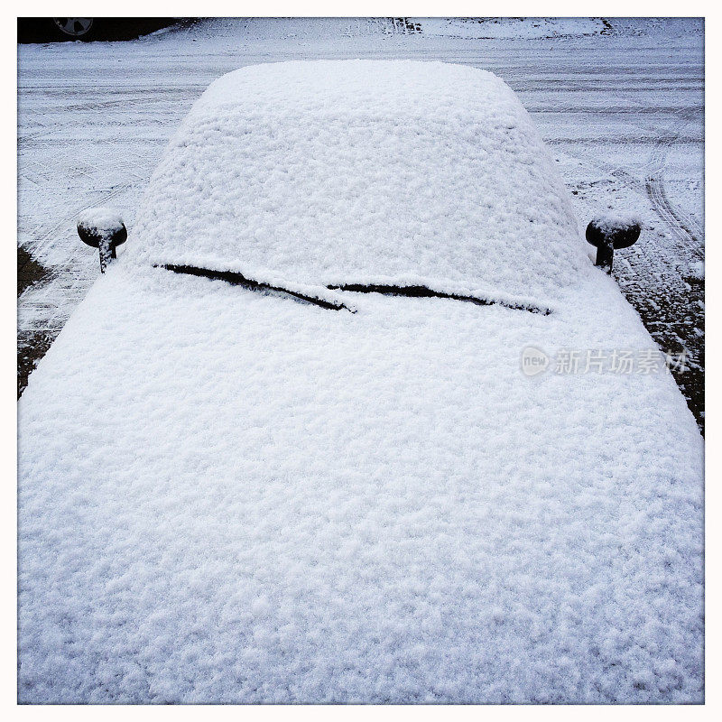 冰雪覆盖的车