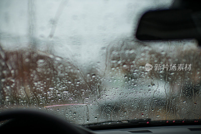 雨落在挡风玻璃上