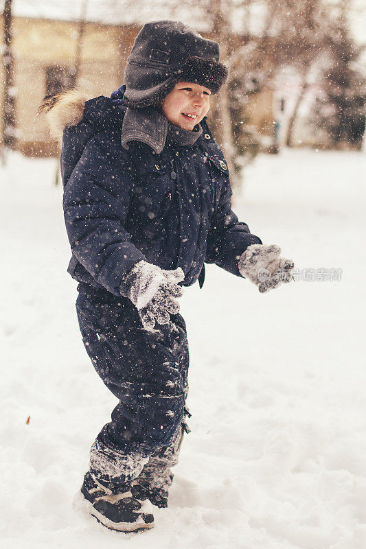 雪里的小男孩