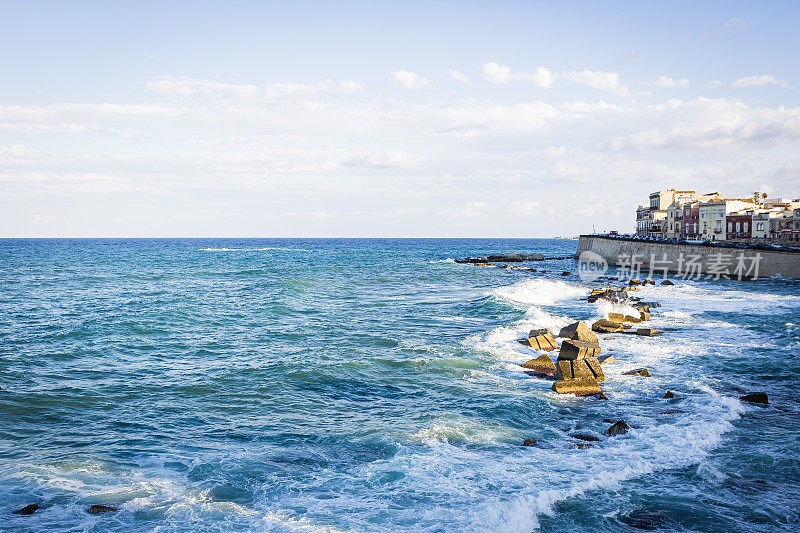 海浪拍打着岩石。