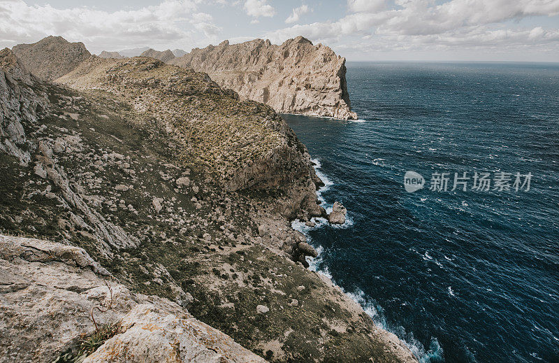 马略卡岛，大海上的悬崖，天空下的田园风光