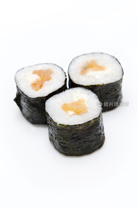 三份白色背景的鲑鱼寿司