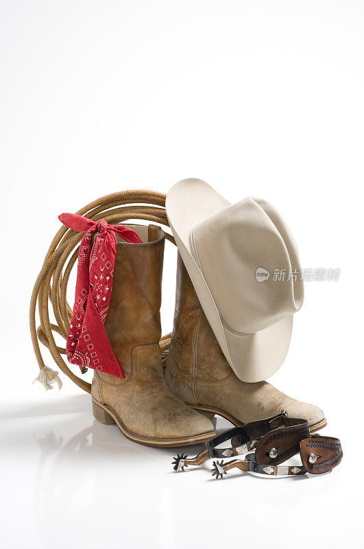牛仔装备，帽子，靴子，马刺，绳子，头巾孤立在白色