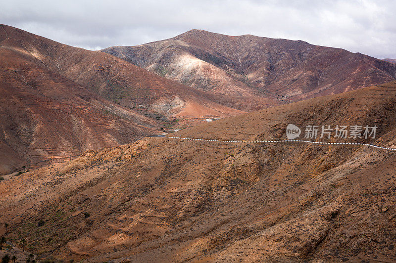 穿过富埃特文图拉景观的道路