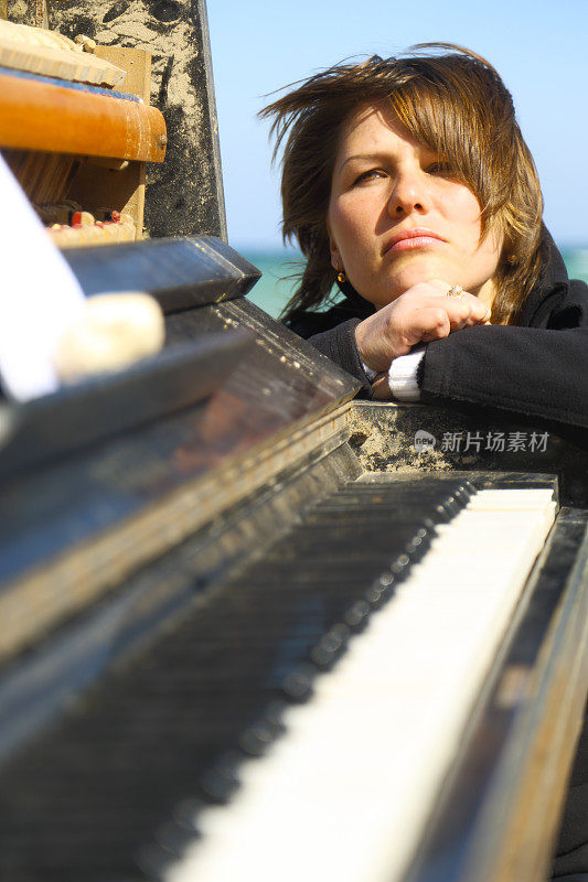 体贴的年轻女子和一架旧钢琴