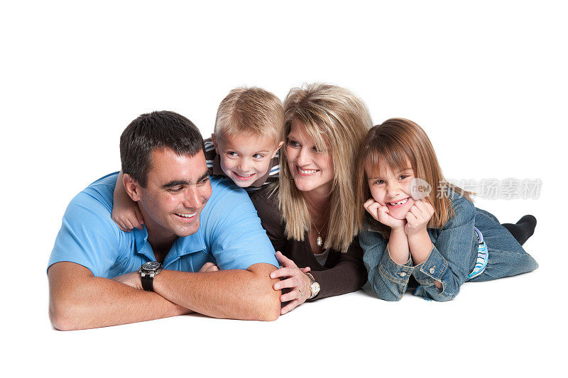 母亲、父亲、女儿、儿子在白色背景下互动的家庭