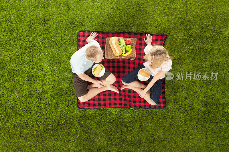 一对年轻夫妇在野餐