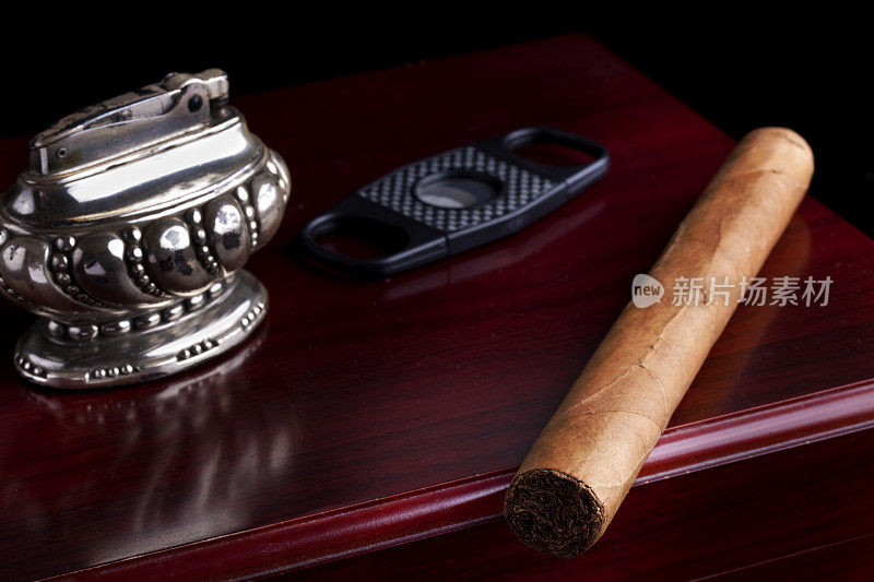 雪茄顶部的雪茄盒与古董打火机和雪茄切刀