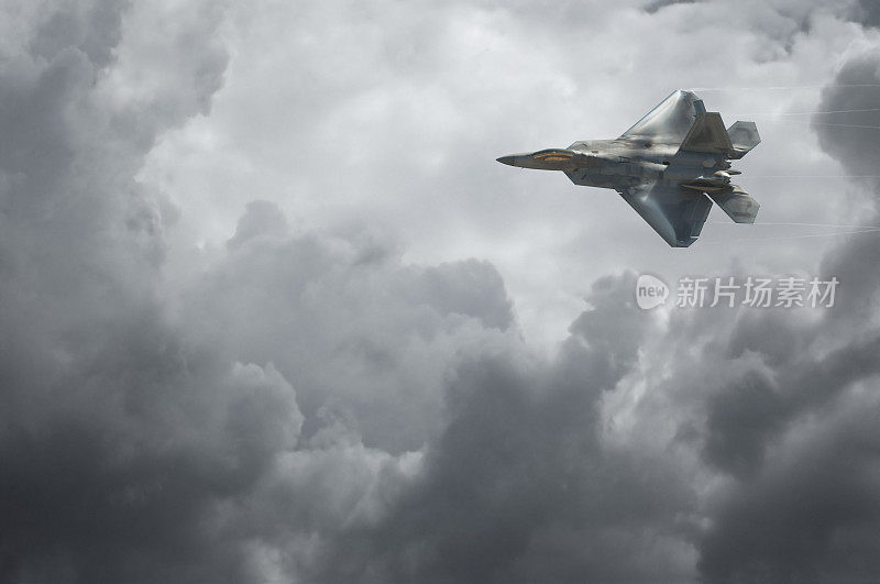 F-22猛禽对戏剧性的天空