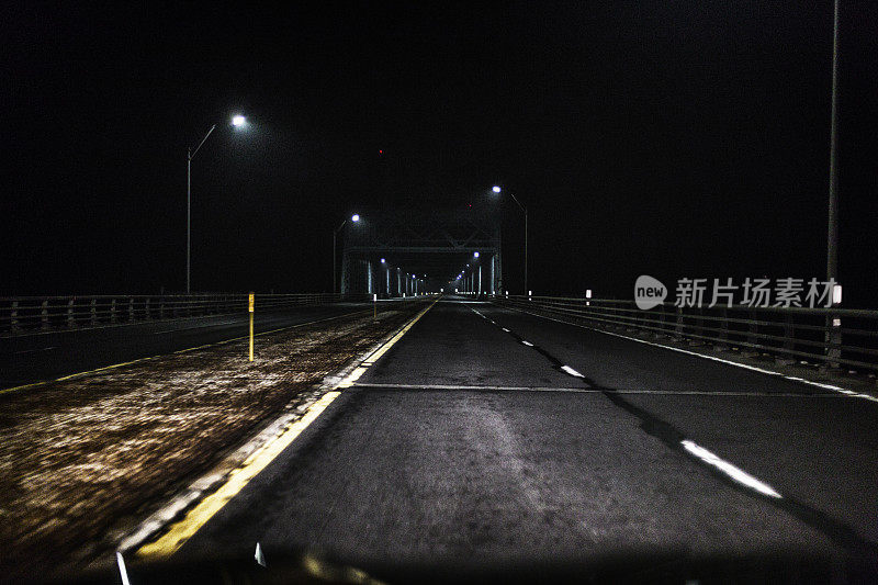 接近深夜高速公路大桥